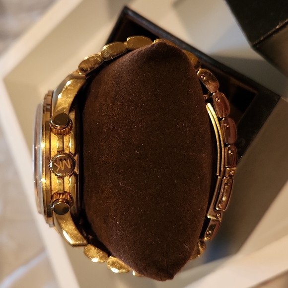 MICHAEL KORS WOMANS GOLD TONE WATCH-# 5930 - Picture 6 of 8